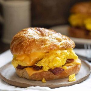 Bacon/Ham & Egg Croissant (comes with salad or country potatoes)